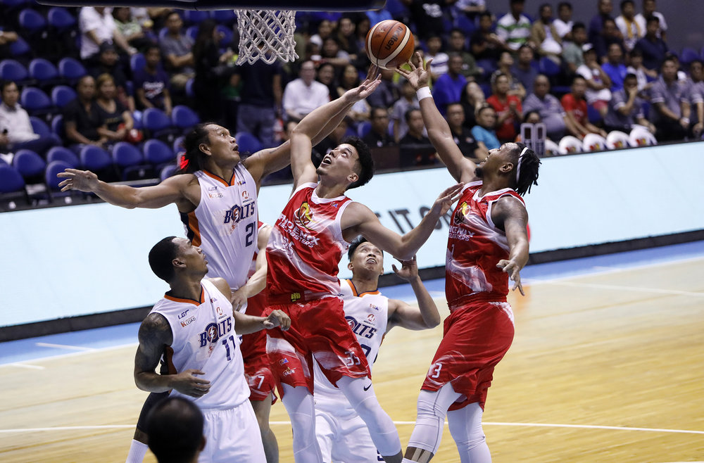 DO-OR-DIE. Both the Phoenix Fuel Masters and the Meralco Bolts put it all out on the floor in the quarterfinal nailbiter. Photo from PBA Images   