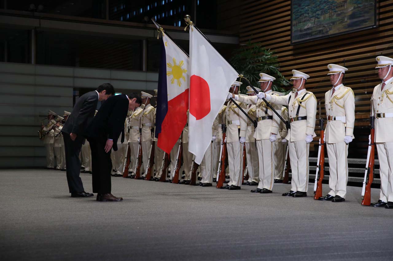 PARTNERSHIP. President Rodrigo Duterte and Japanese Prime Minister Shinzo Abe are welcomed by honor guards at the Prime Minister's Office in Japan on October 26. Photo by ALBERT ALCAIN/Presidential Photo 