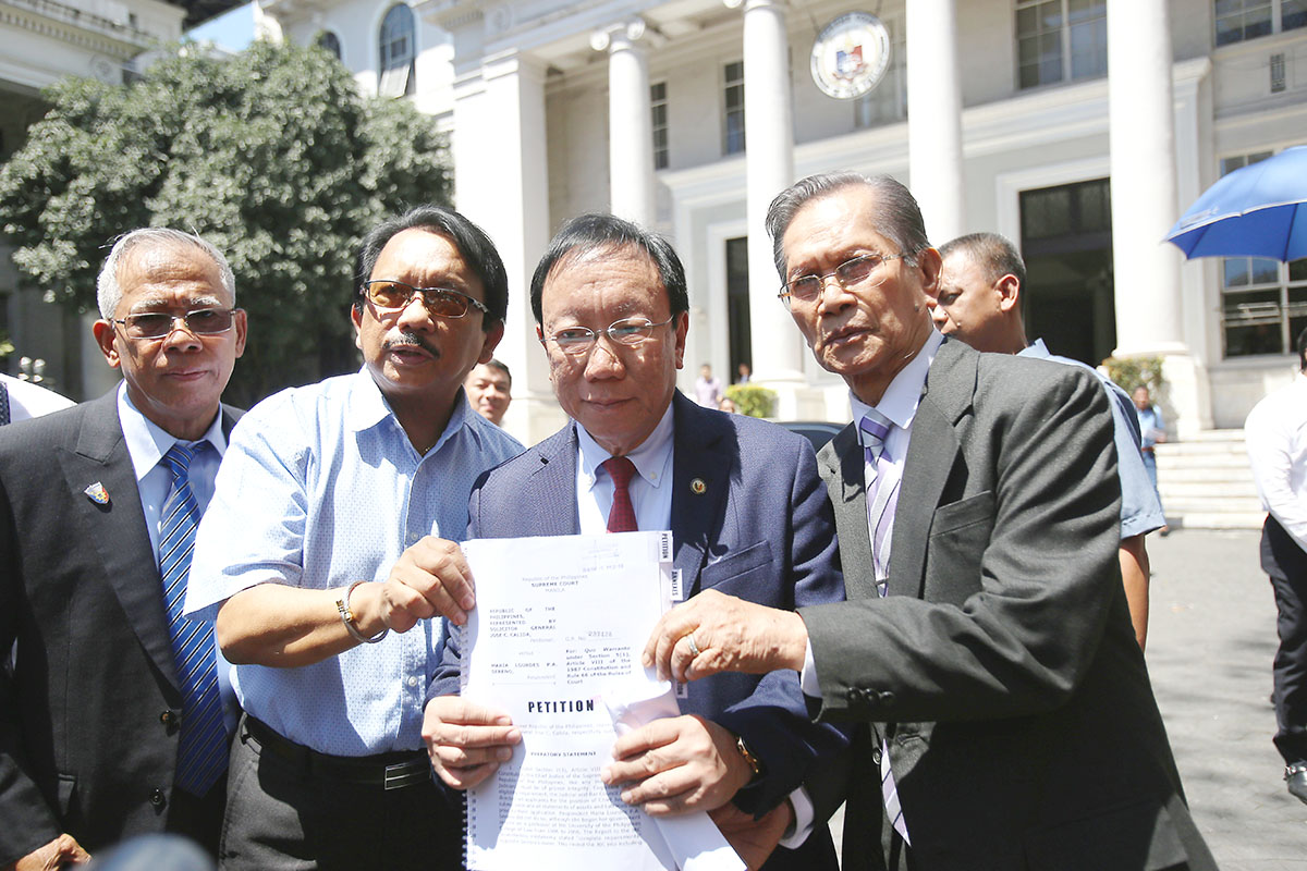 QUO WARRANTO. File photo of Solicitor General Jose Calida filing before the Supreme Court a quo warranto petition against Chief Justice Maria Lourdes Sereno. Photo by Ben Nabong/Rappler 