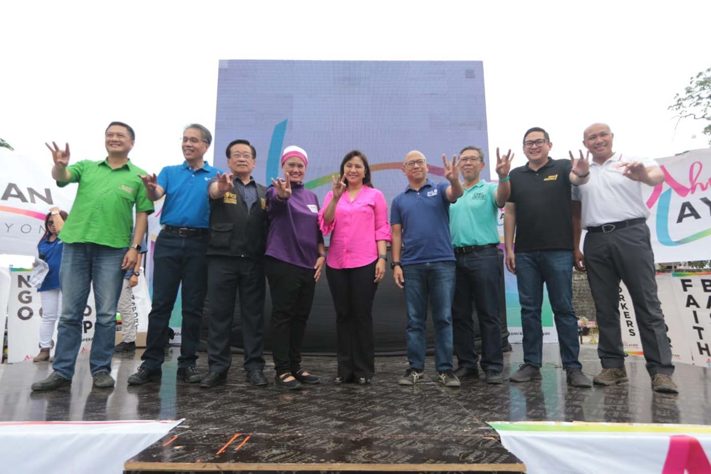 BIRTHDAY VOTE? Otso Diretso candidate Mar Roxas (2nd from L) and the slate's other bets do the Otso Diretso hand sign for the cameras in Cebu City on April 28, 2019. Photo courtesy of Otso Diretso media 