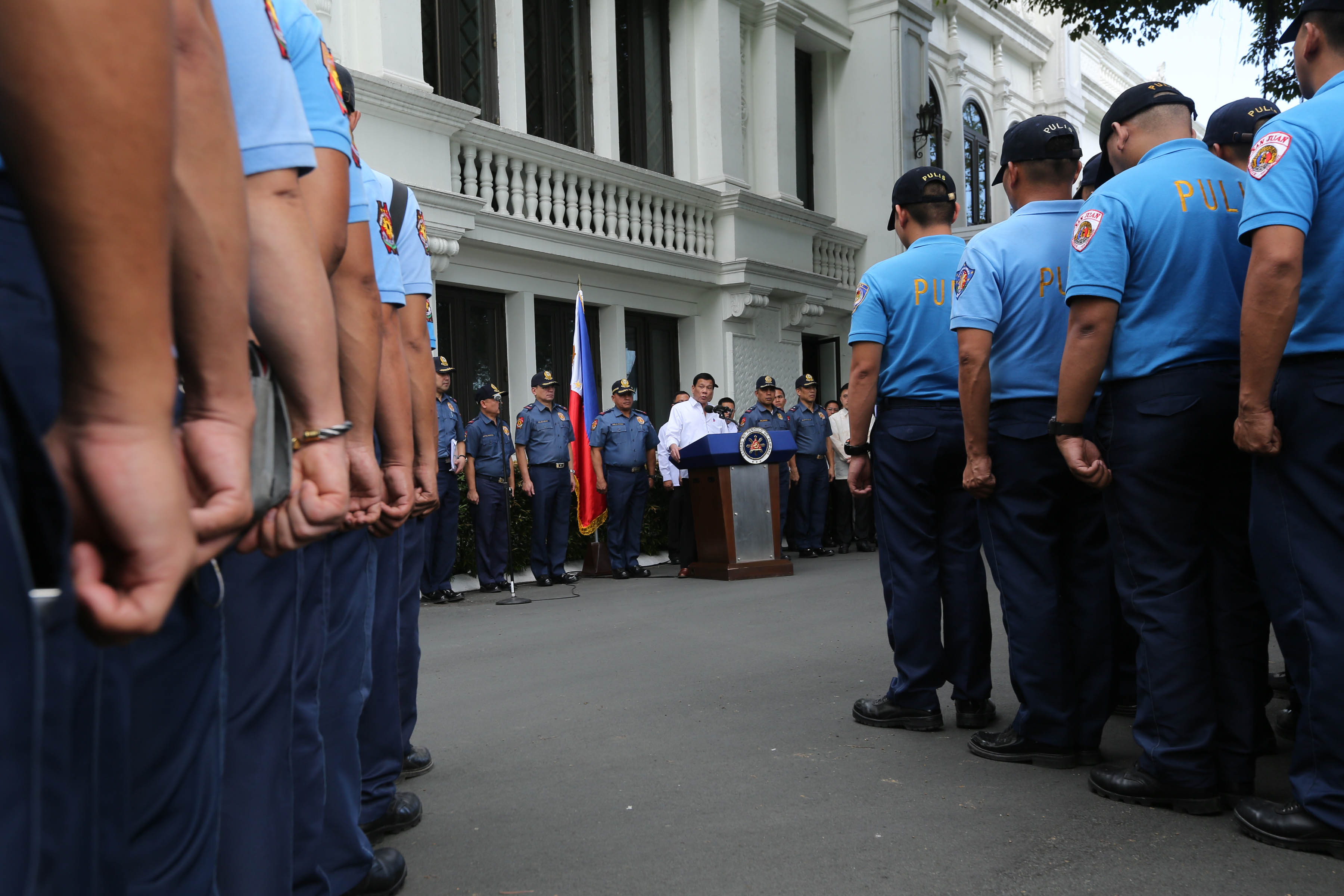 CLEANSE PNP. President Rodrigo Duterte berates 'errant' cops in Malacañang's driveway. Malacañang photo  