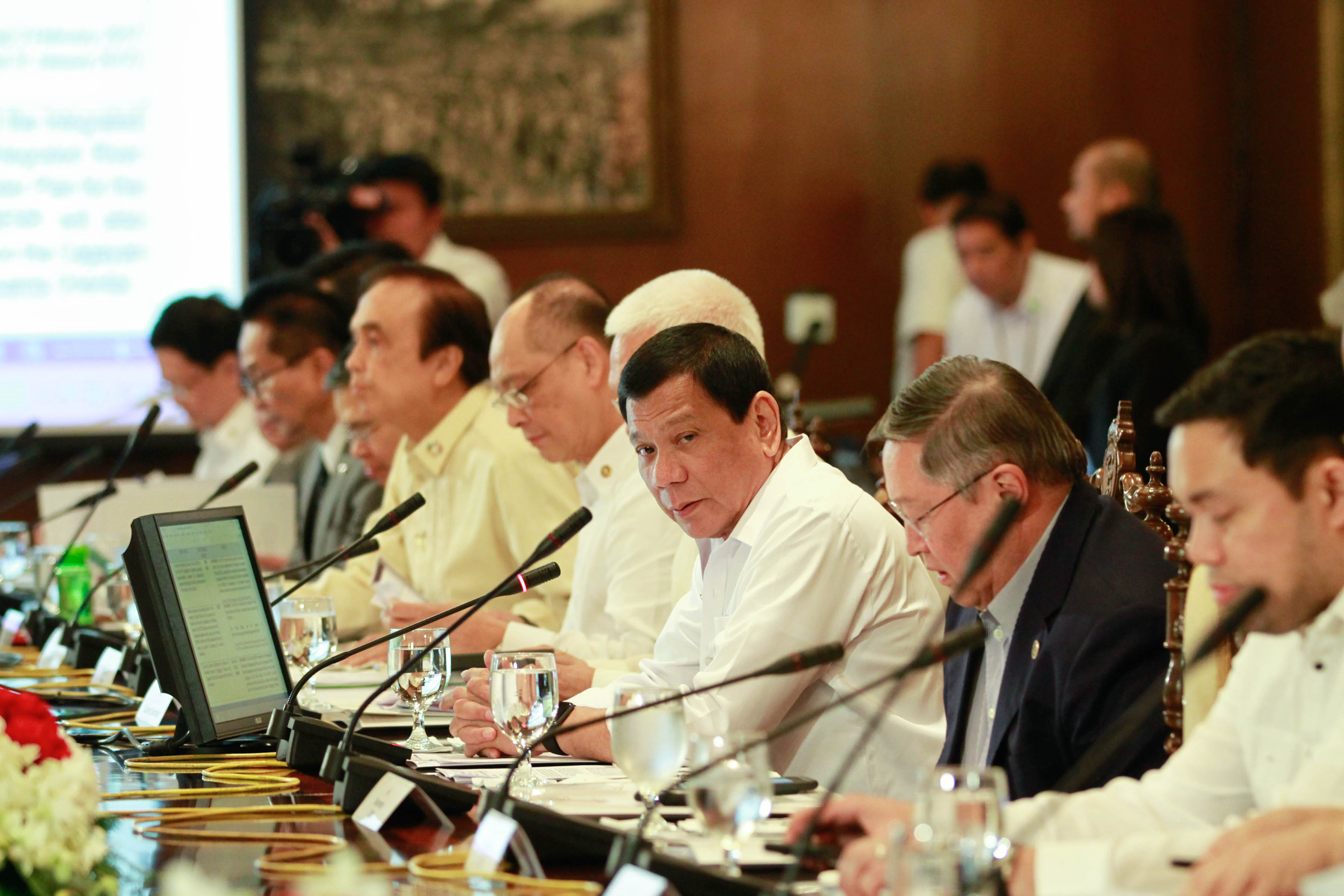 PRIORITIES. The Duterte government outlines its investment priorities for 2017. Cabinet meeting file photo from Malacañang 