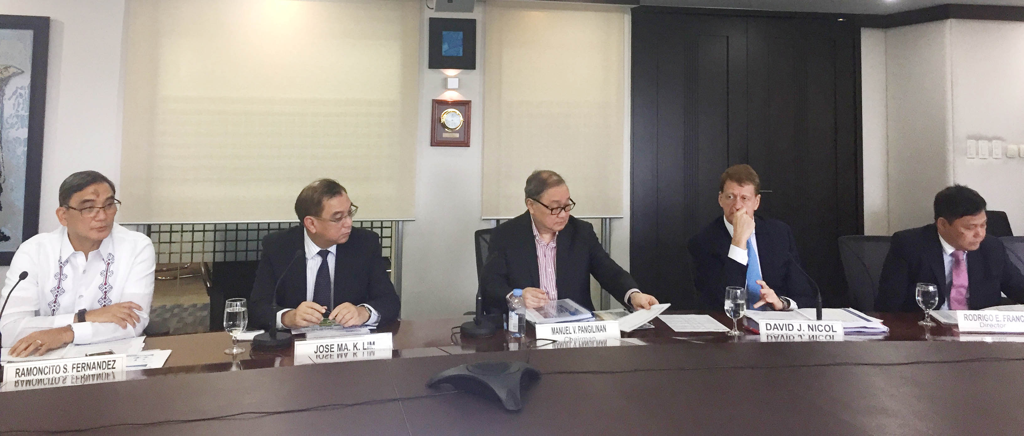 SUSTAINING GROWTH. MPIC's double-digit growth in its net income was sustained despite a cumulative foregone revenue of P14.5 billion so far from the overdue tariff and toll hike adjustments. In the photo are (L-R) Maynilad's Ramoncito Fernandez, MPIC president Jose Ma. Lim, MPIC chairman Manuel V. Pangilinan, MPIC CFO David Nicol, and MPTC president Rodrigo Franco. Photo by Chrisee Dela Paz/Rappler  