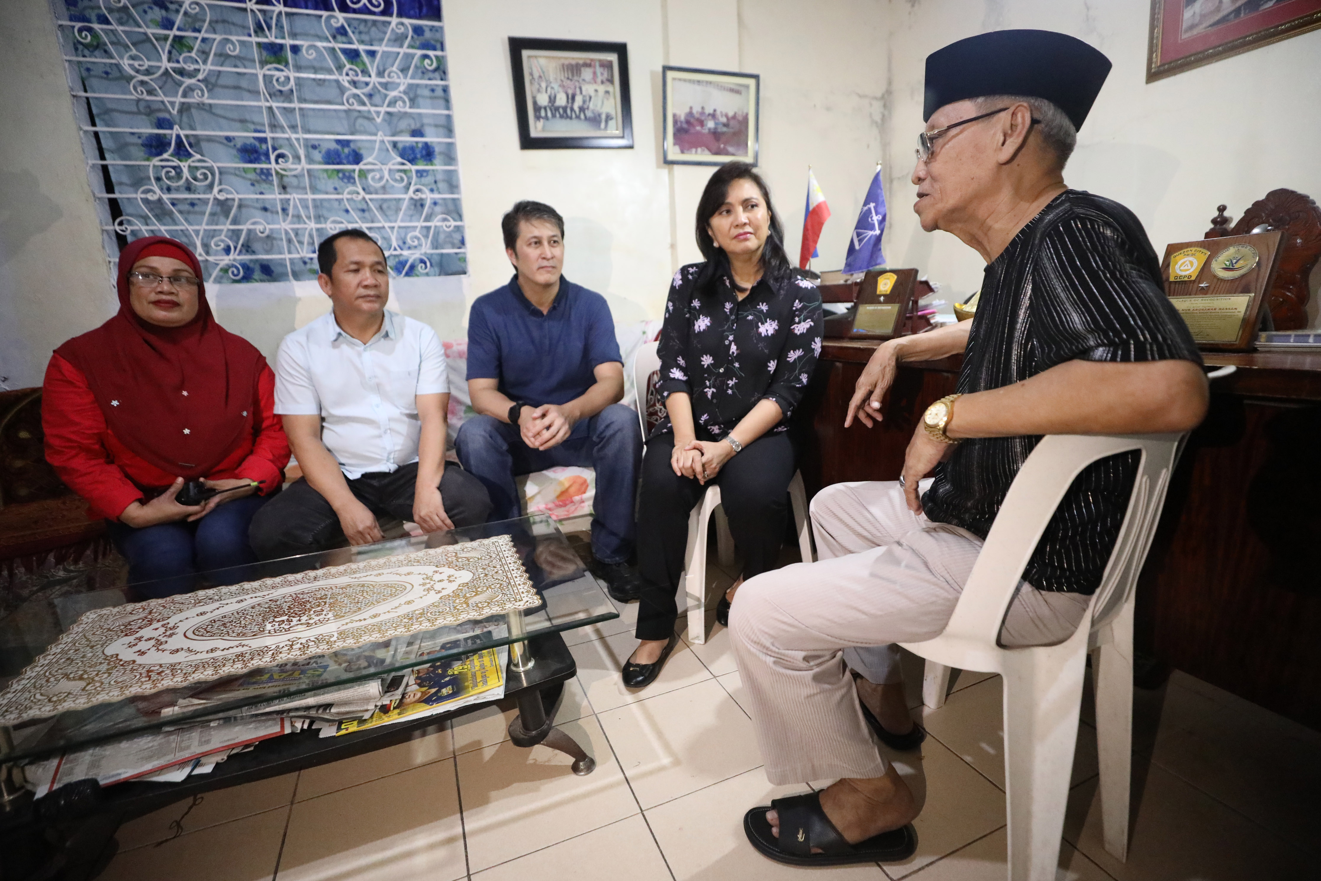 VP IN BARANGAY CULIAT. Vice President Leni Robredo meets with Sultan Hadji Nur Hassan, chairman of Salam Compound, a Muslim community in Brgy Culiat, Quezon City, which used to be known for its high drug affectation. Among those with Robredo in the meeting is 6th District Representative Kit Belmonte. Photo by OVP
 