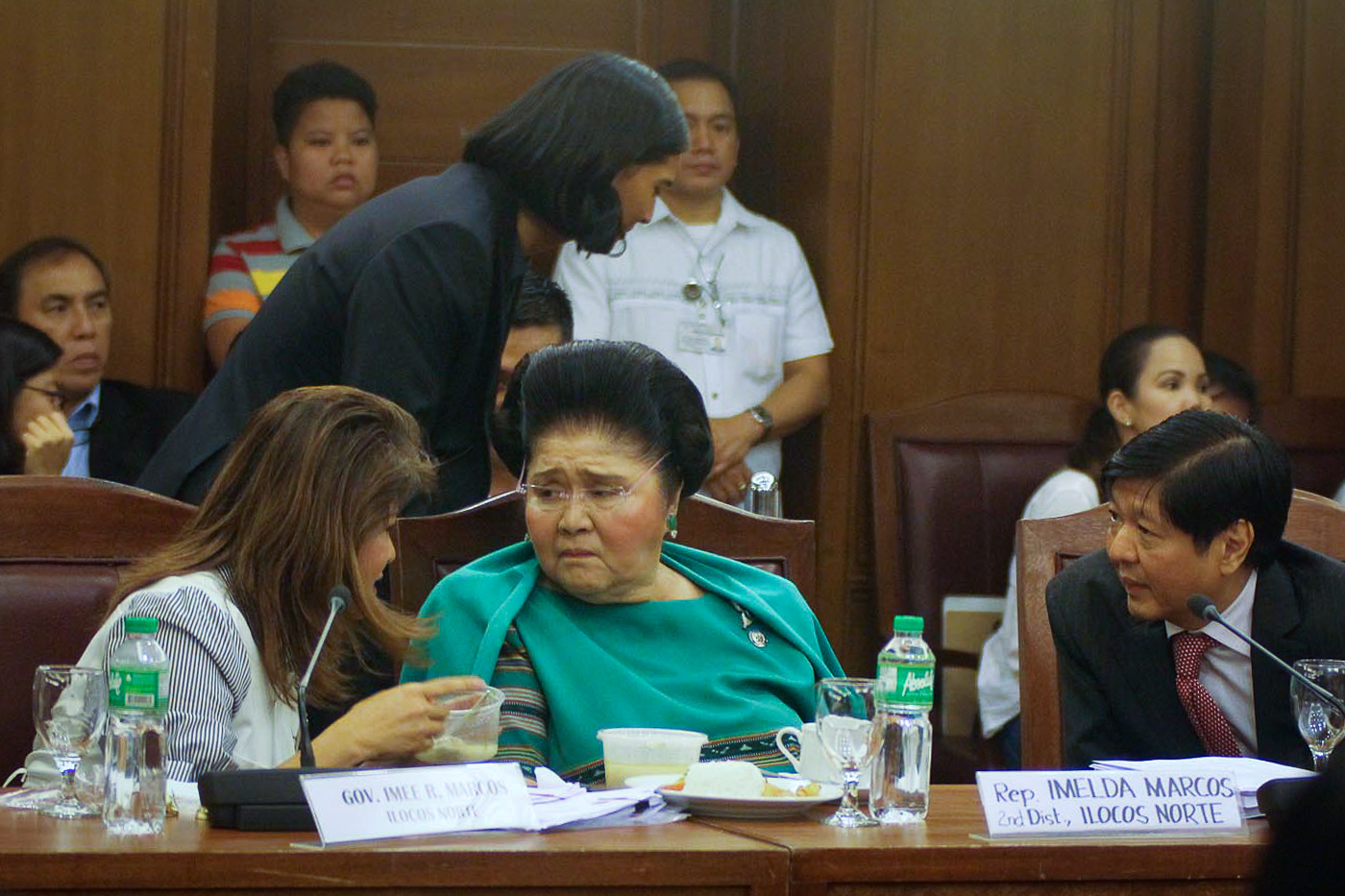 GUILTY MARCOS. Ilocos Norte 2nd District Representative Imelda Marcos (middle)talks to her children, Ilocos Norte Governor Imee Marcos and ex-senator Bongbong Marcos, during a congressional hearing on August 9, 2017. File photo by Darren Langit/Rappler 