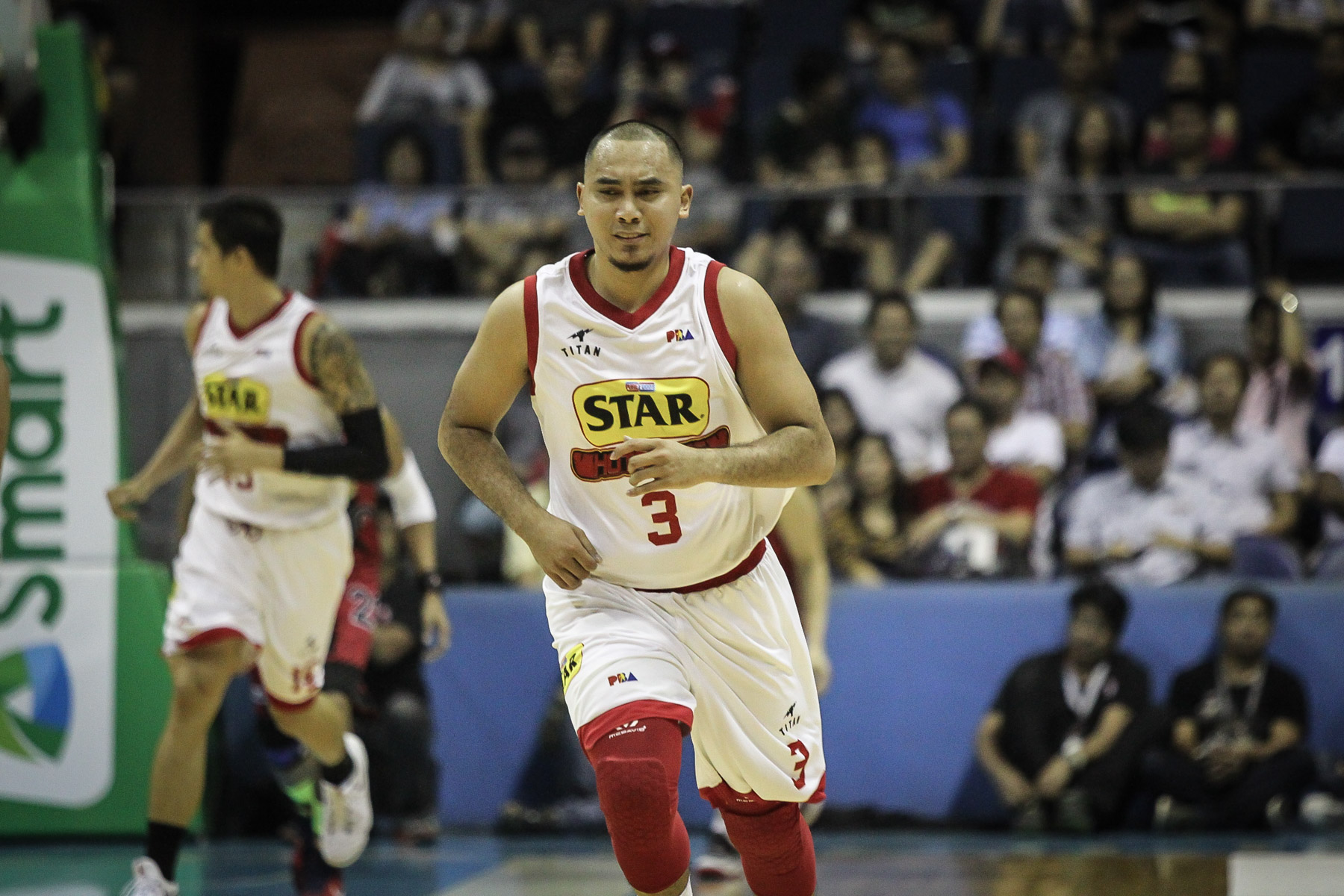 STRUGGLE. Paul Lee struggles with 9 turnovers in his first game as a Star Hotshot. Photo by Josh Albelda/Rappler 