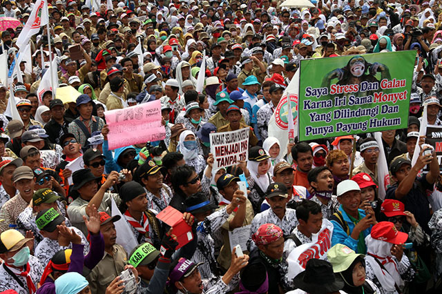 DEMONSTRASI. Ribuan Guru honorer K2 dari berbagai daerah melakukan aksi unjuk rasa di depan Gedung DPR, Jakarta Pusat, September 2015. Dalam aksinya, mereka menuntut para guru honorer K2 diangkat menjadi Pegawai Negeri Sipil (PNS). 