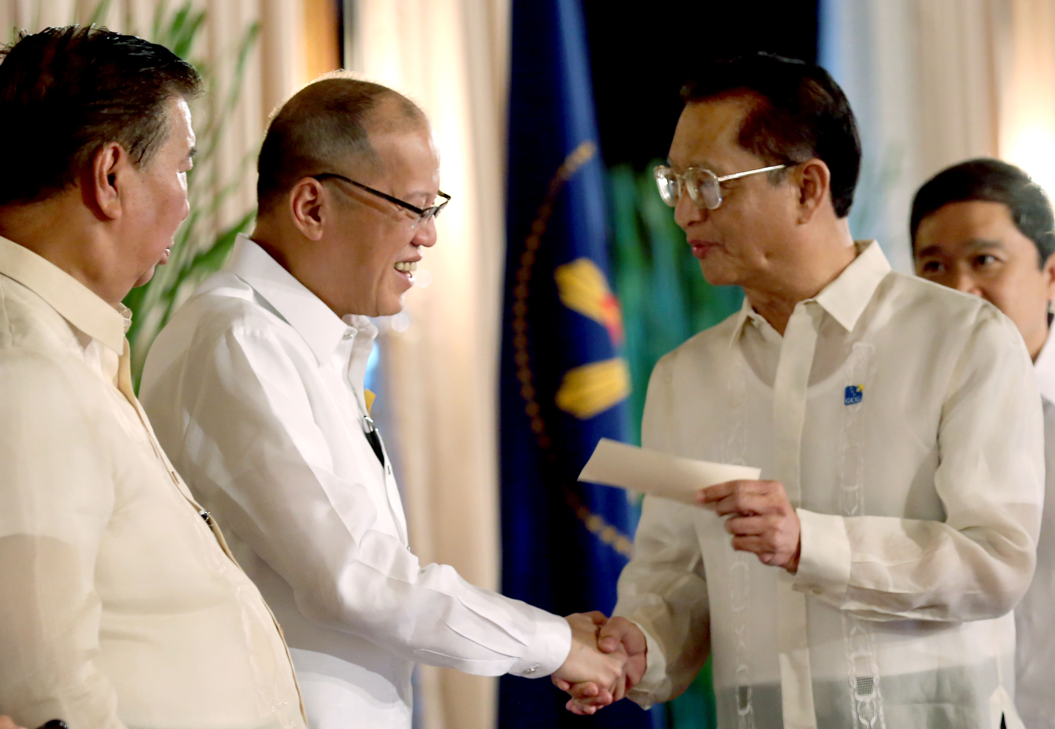 REMITTANCES. President Benigno S. Aquino III receives from Philippine Reclamation Authority (PRA) chairman Roberto Muldong the dividend check amounting to P1.2-billion to be remitted to the National Treasury during the 2015 Government-Owned and Controlled Corporations (GOCC) Dividends Day. Malacañang Photo Bureau 