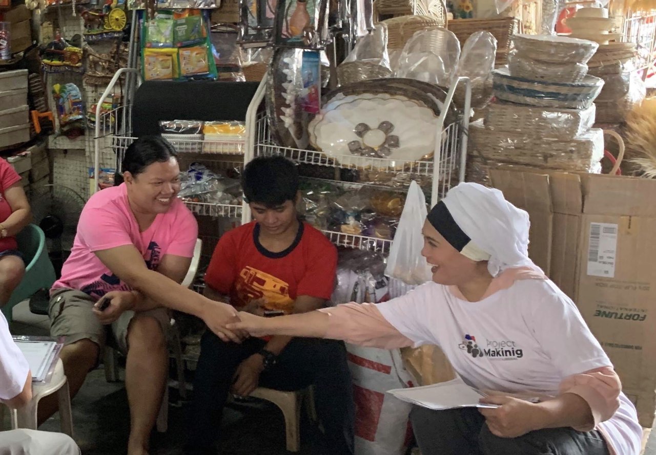 DIRECT TO THE VOTERS. Otso Diretso senatorial candidate Samira Gutoc shakes the hand of one of her interviewees for Project Makinig. Photo from Pangilinan's office    