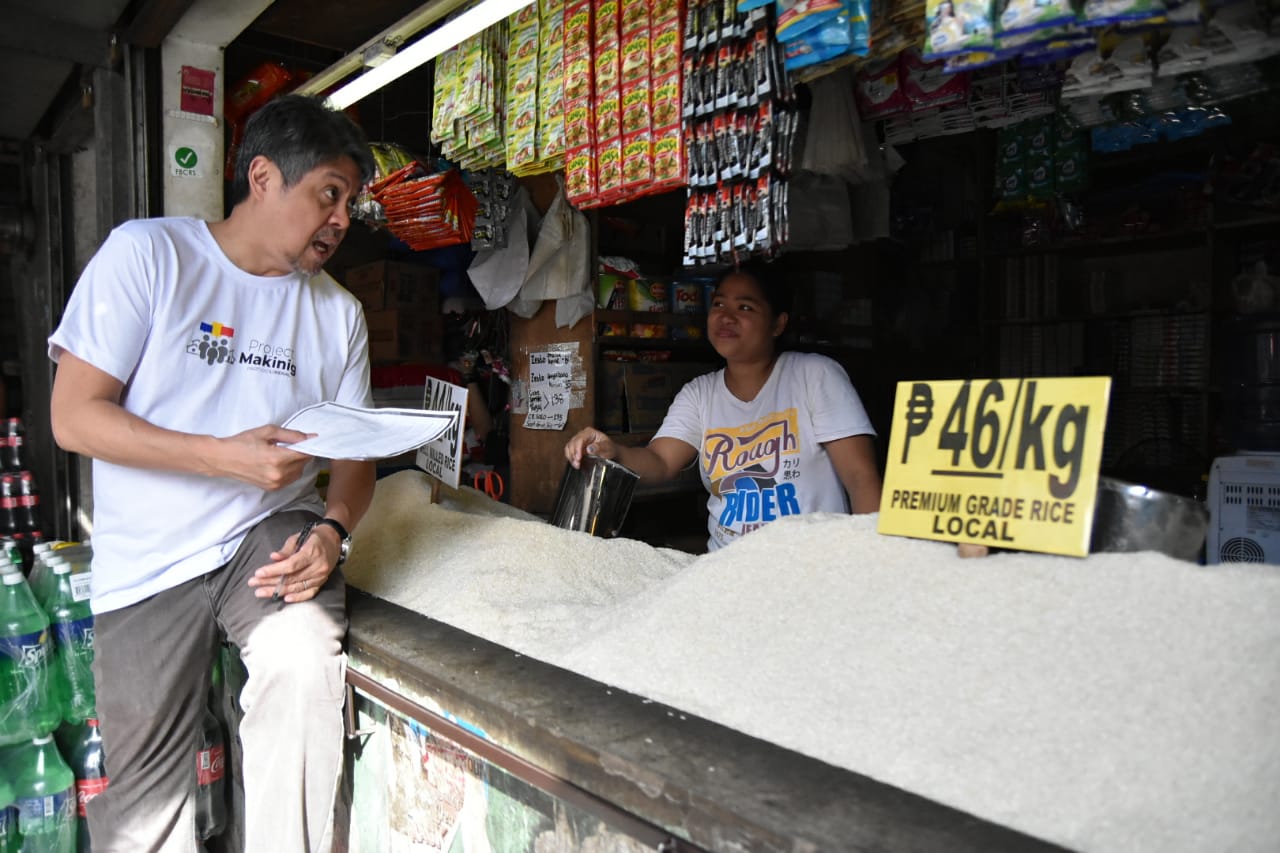 HANDS-ON. Senator Francis Pangilinan interviews a sari-sari store owner for Project Makinig. Photo from Pangilinan's office  