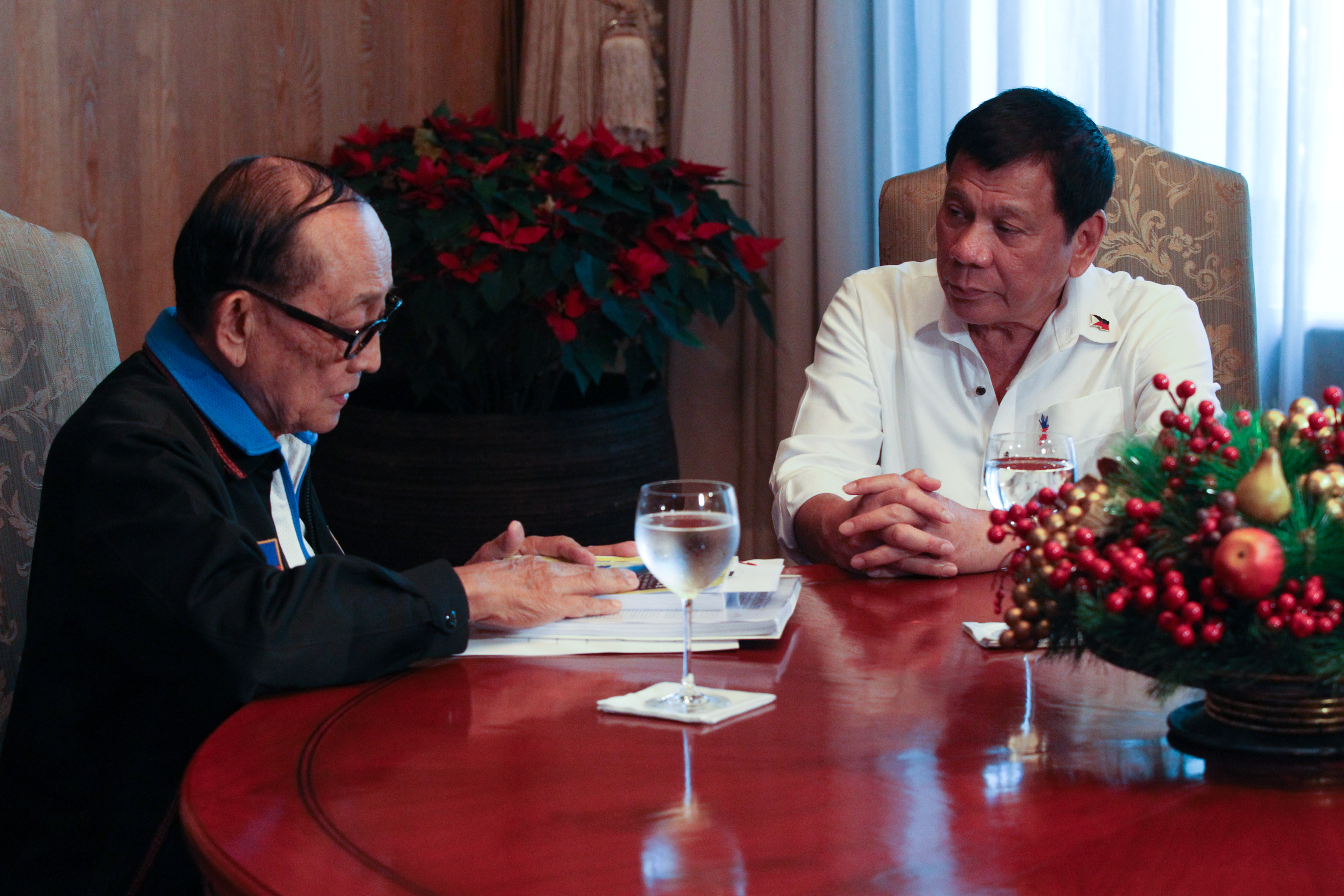 'VERY WARM.' President Rodrigo Duterte and former president Fidel Ramos meet at Malacañang Palace on November 14, 2016. Photo by Simeon Celi Jr/Presidential Photo  