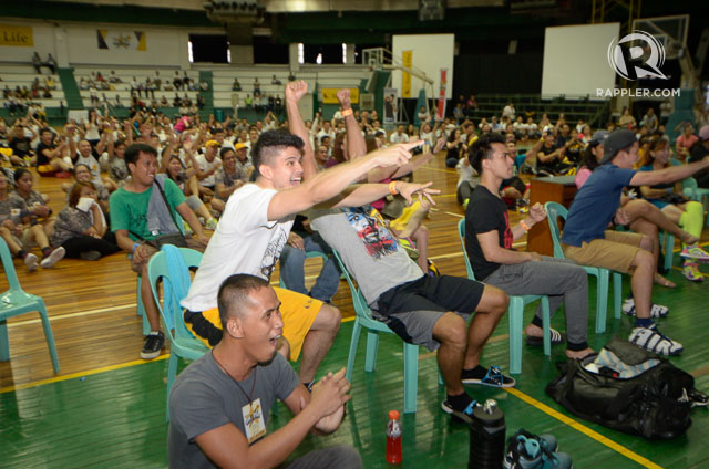 RAYVER AND GERALD. The two cheer during the Manny-Floyd bout. Photo by Rob Reyes/Rappler 