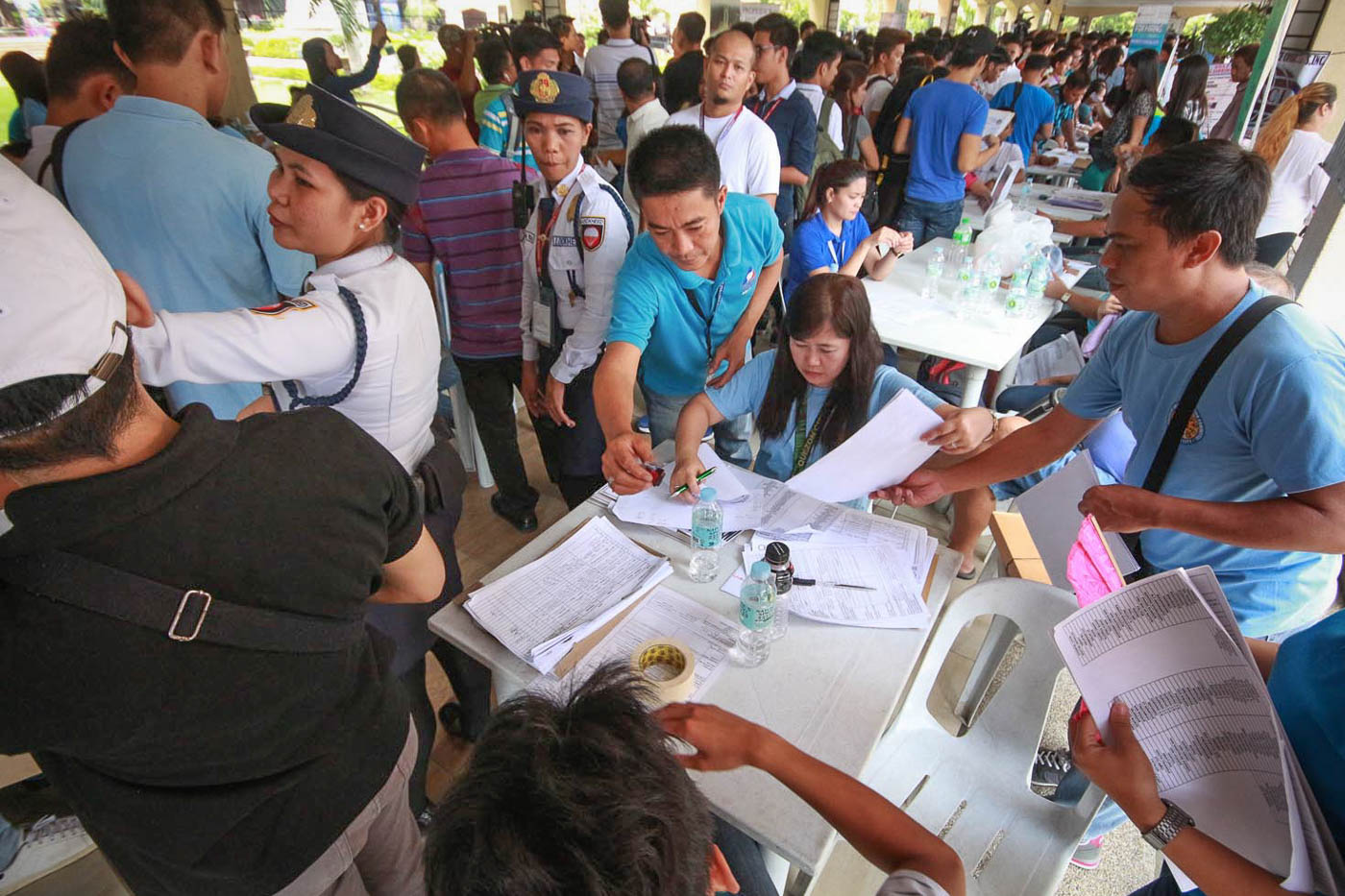JOB-HUNTING. Thousands of job seekers packed the Quezon City Hall on May 1, 2017, to seek job opportunities at a job fair. Photo by Darren Langit/Rappler  
