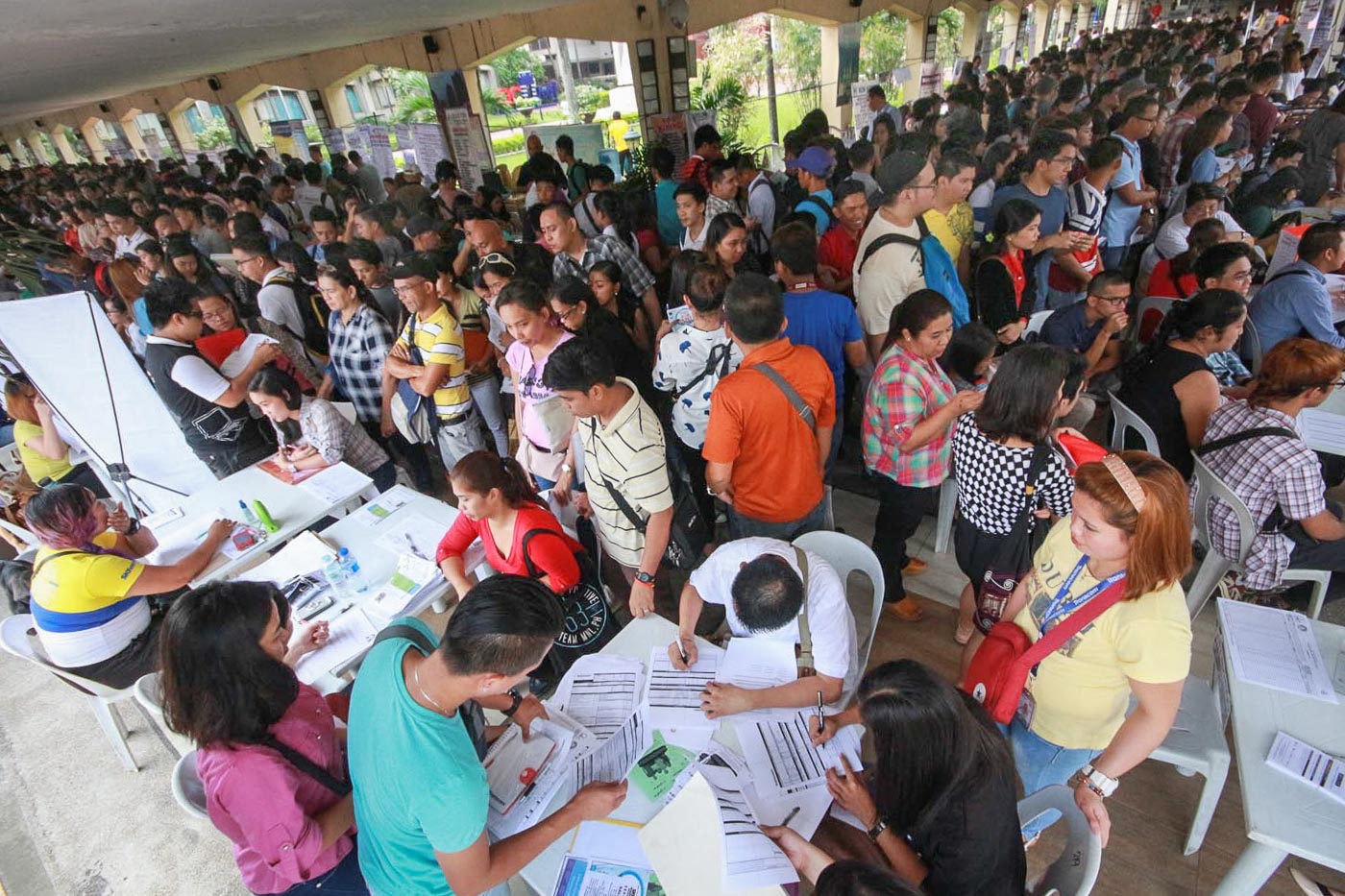 'OPTIMISTIC'. Job seekers check opportunities at a job fair in Quezon City. The December 2017 SWS survey says 49% of Filipinos expect to have better lives in 2018. File photo by Darren Langit/Rappler 