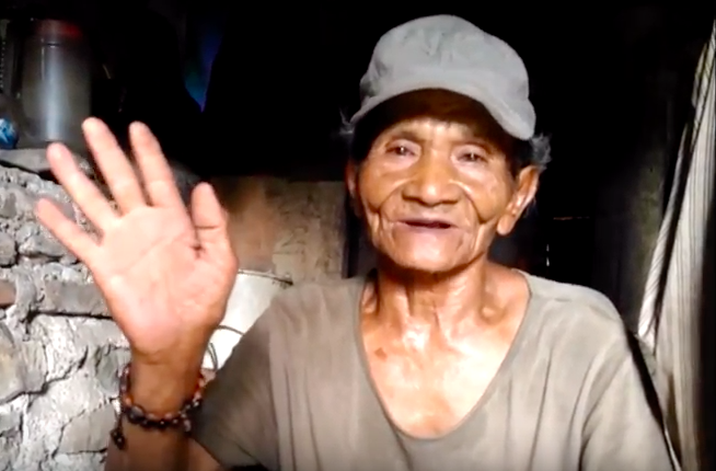 Kakek Mukri, salah satu penerima donasi dari Komunitas Ketimbang Ngemis Jakarta. Screenshot dari YouTube 
