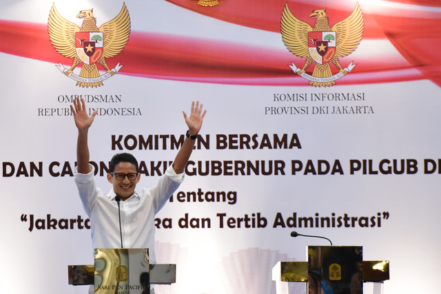 Cawagub DKI Jakarta nomor urut tiga, Sandiaga Uno, memberikan paparan ketika menghadiri komitmen bersama pasangan Cagub dan Cawagub DKI Jakarta dengan Ombudsman RI dan Komisi Informasi DKI Jakarta di Jakarta, pada 1 November 2016. Foto oleh Wahyu Putro A/Antara