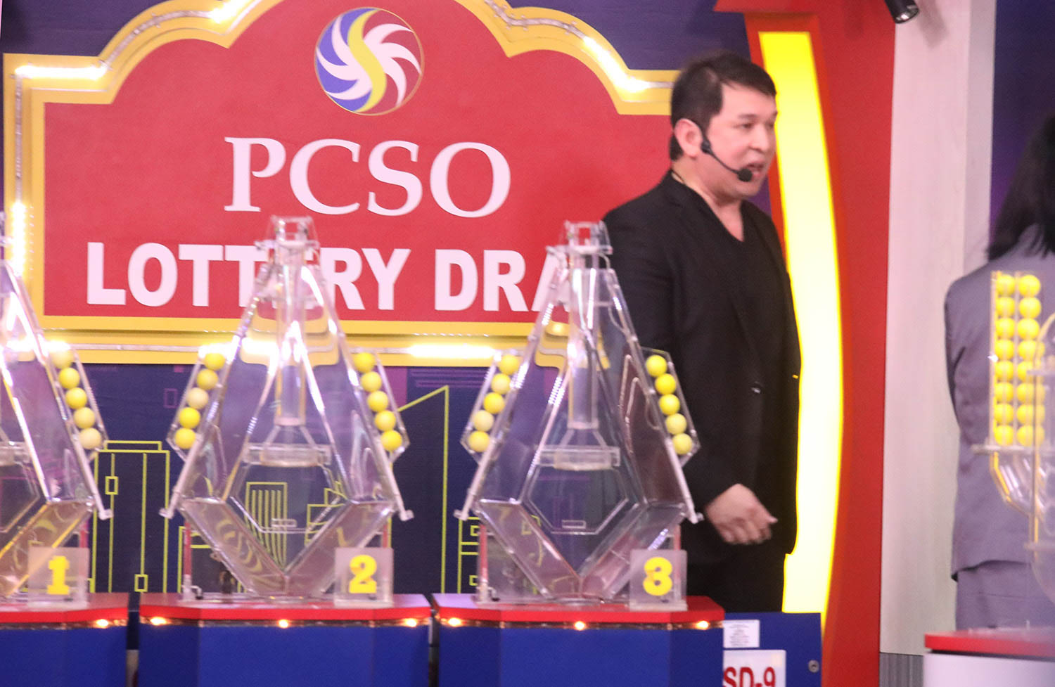 LOTTO GAMES RESUME. A draw coordinator start the ball rolling during the opening of the live Lotto draw at the PCSO office in Mandaluyong City on Wednesday, 31, 2019, after the president lifted the suspension of the lotto operations. Photo by DARREN LANGIT 