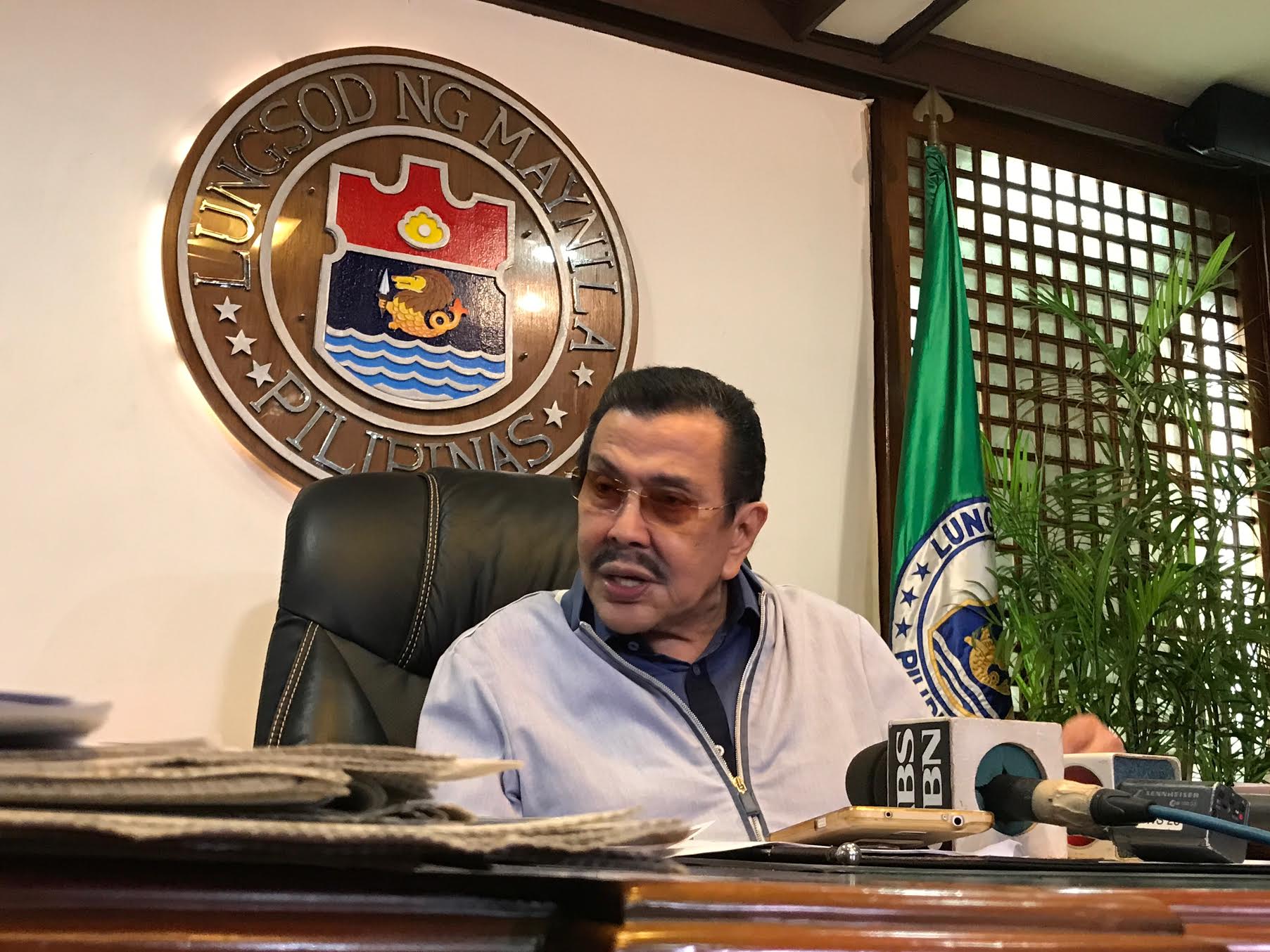 FROM THE FORMER PRESIDENT. Manila Mayor Joseph Estrada shares his advice for President Rodrigo Duterte in dealing with terrorist groups and imposing martial law. Photo by Rambo Talabong/Rappler 