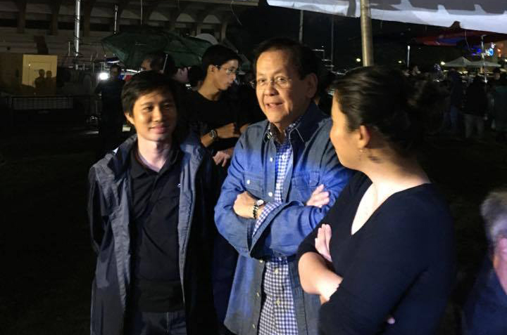 BACKSEAT. Former senator Serge Osmeña, ex-Marcos detainee who escaped from jail, is seen at the backstage. Photo by Rappler  