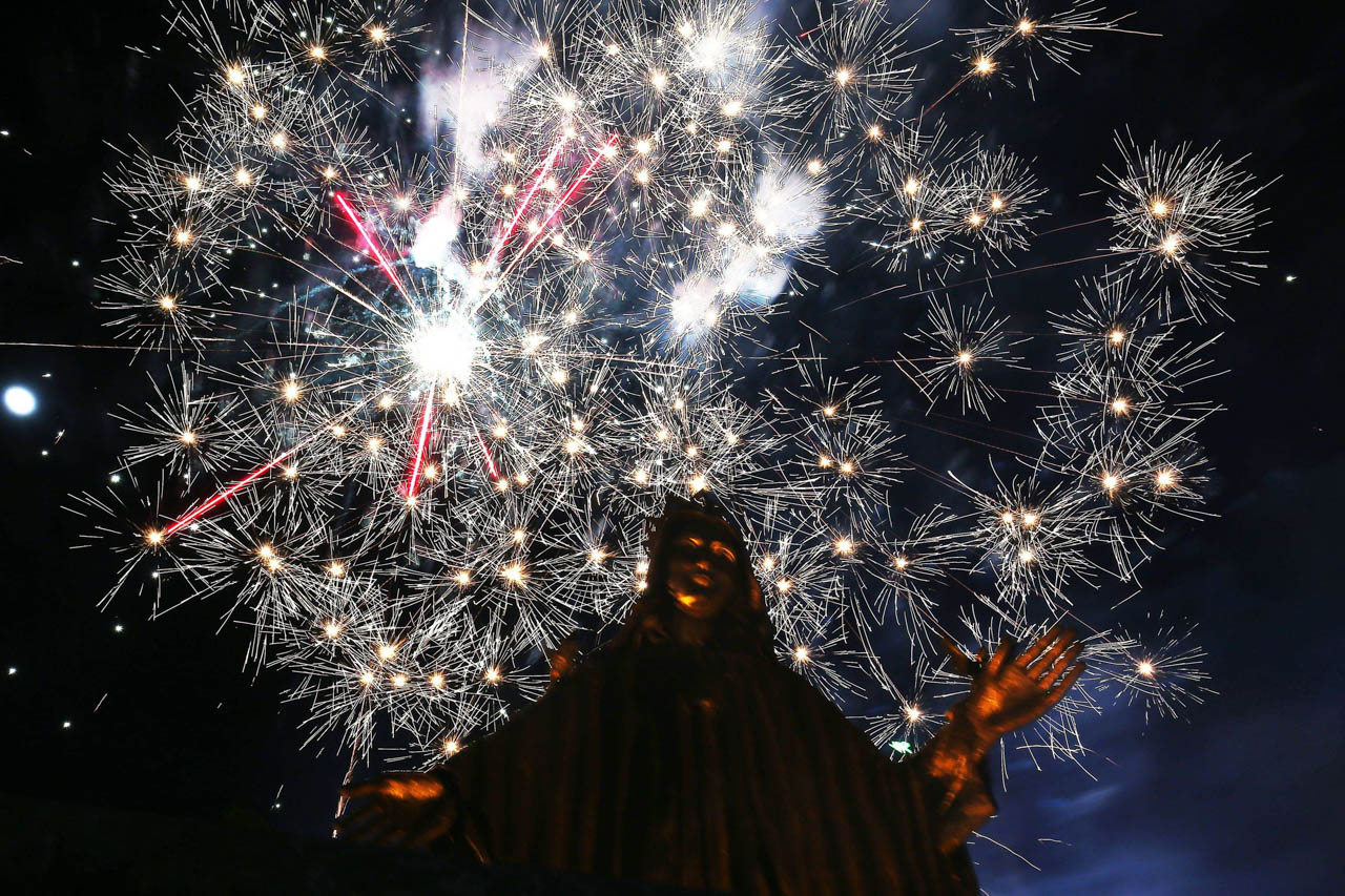 Fireworks at EDSA Shrine in Quezon City, above the statue of Mary, Queen of Peace, during the Salubong on April 21, 2019. Photo by Inoue Jaena/Rappler 
