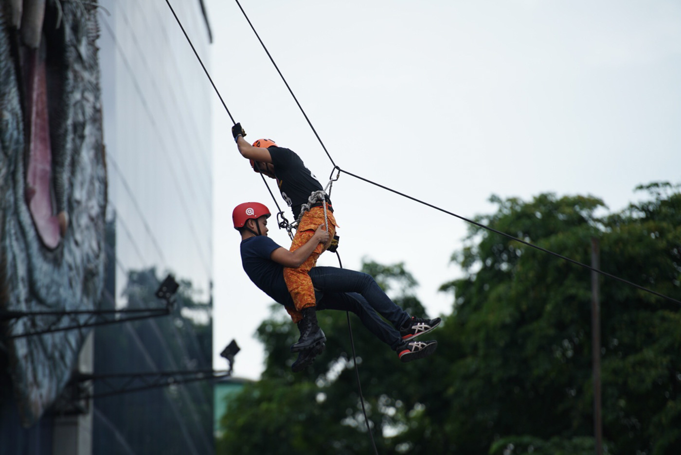 SCENARIO. In Mandaluyong City, responders perform a high-angle rescue during the third #MMShakeDrill. Photo by Martin San Diego/Rappler