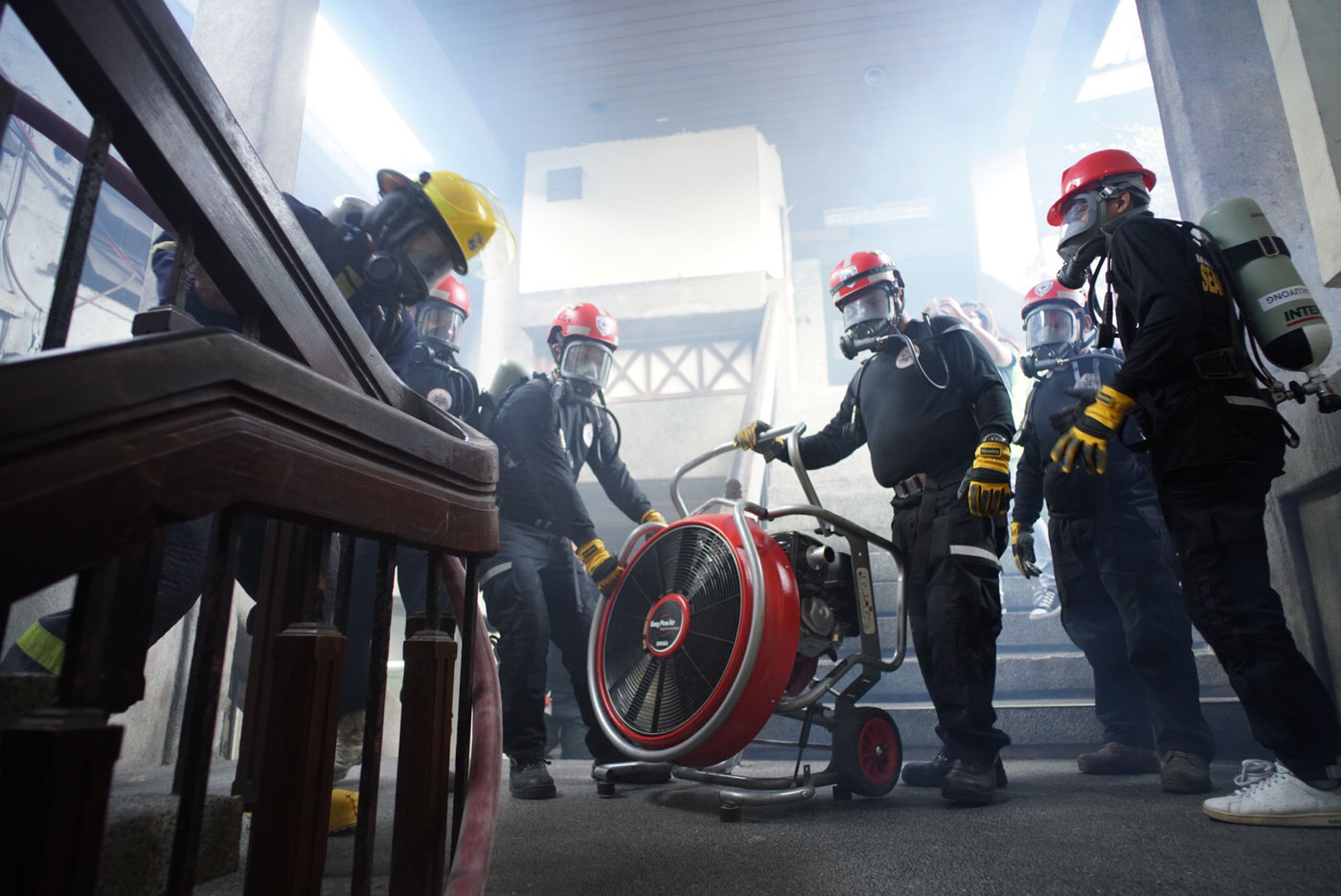 SCENARIO. Firefighters respond to a fire scenario at the Mandaluyong Legislative Building. Photo by Martin San Diego/Rappler