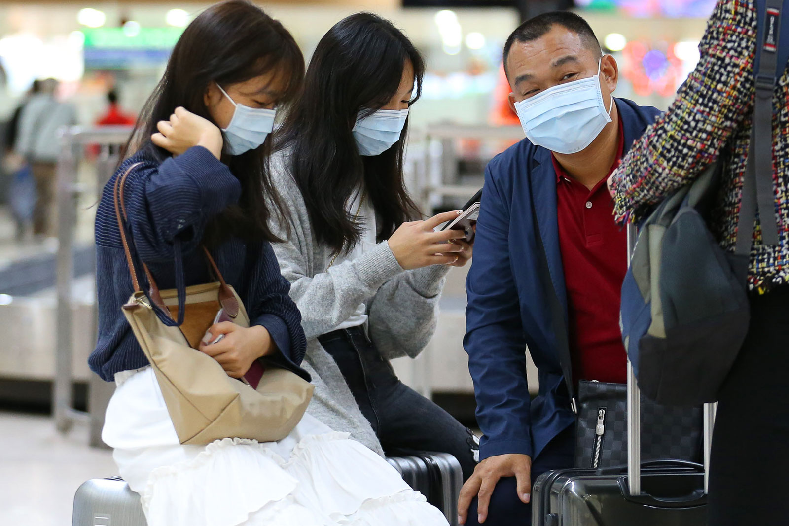 'MINIMAL' ECONOMIC EFFECT. Chinese nationals arriving from Guangzhou are seen wearing face masks at the arrival area of the Ninoy Aquino International Airport in Pasay City. File photo by Ben Nabong/Rappler 
