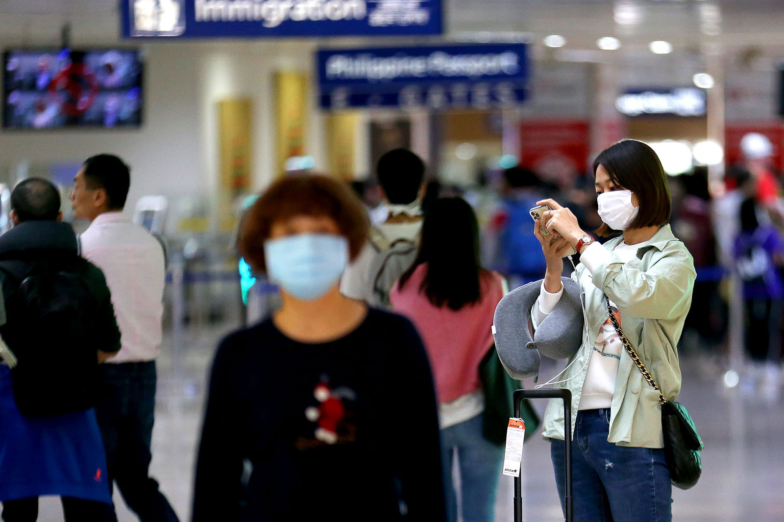 PREPARED. Chinese nationals arriving from Guangzhou, China are seen wearing face mask at the arrival area of Ninoy Aquino International Airport Terminal 1 in Pasay City. Photo by Ben Nabong/Rappler 