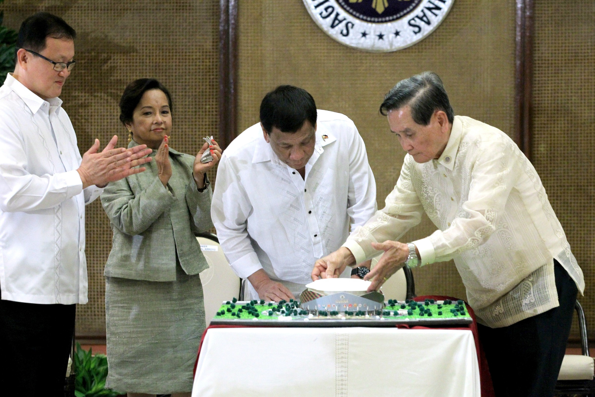 FRIENDS FOREVER? Arroyo claps her hands as Duterte receives the replica of the Marawi Filipino-Chinese Friendship Dome from the Federation of Filipino-Chinese Chambers of Commerce and Industry, Inc on August 14, 2018. Photo by Ace Morandante/Presidential Photo