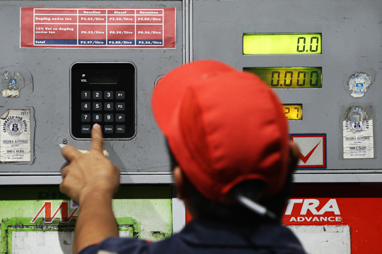 OIL MARKET. This file photo shows a gasoline station attendant in Manila on January 10, 2018. File photo by Ben Nabong/Rappler 