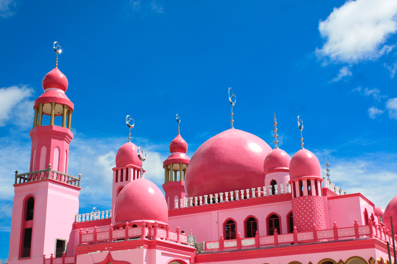 PINK FOR PEACE. This mosque’s bright color is not only meant to be an attraction but also a symbol for peace. Photo by Glen Santillan