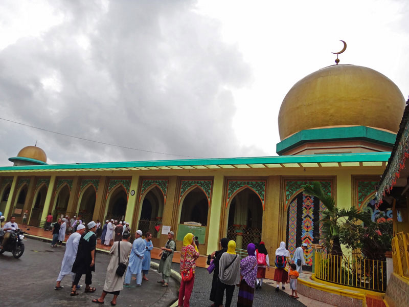 GOLDEN. Named as such because of its golden dome and its location in Globo de Oro (Golden Globe) Street in Quiapo, the Golden Mosque is the biggest mosque in Metro Manila. Photo by Rhea Claire Madarang