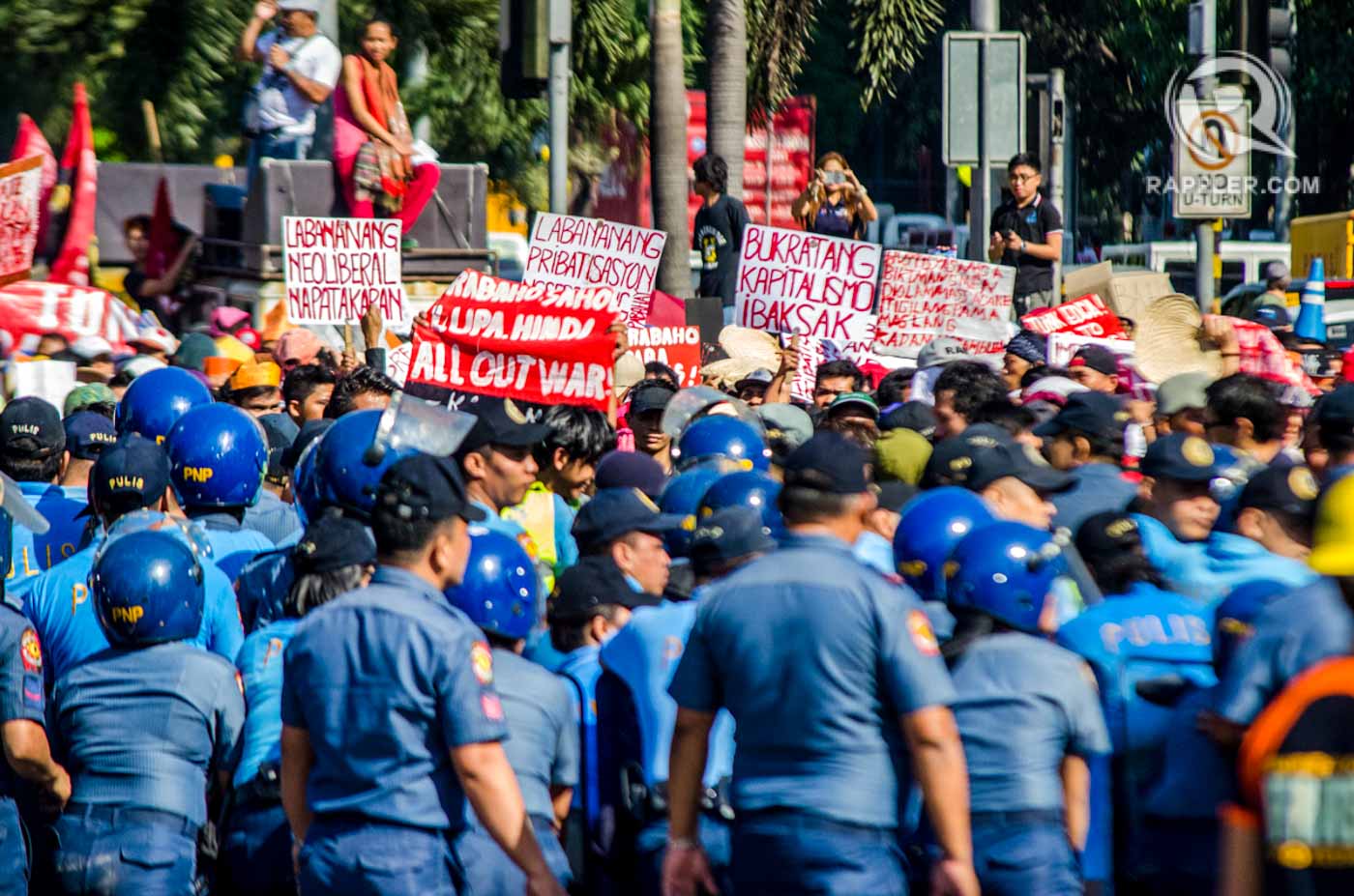 'STOP THE KILLINGS'. Kadamay called for an end to the killings resulting from the government's campaign against illegal drugs. Photo by Rob Reyes/Rappler 