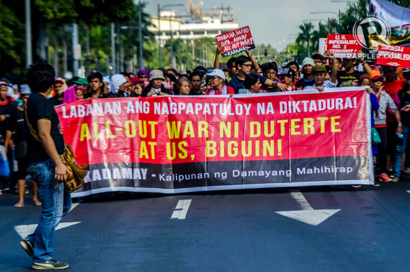 URBAN POOR PROTEST. Militant group Kadamay march toward the US Embassy to commemorate the Edsa People Power Anniversary on February 25, 2017. Photo by Rob Reyes/Rappler  