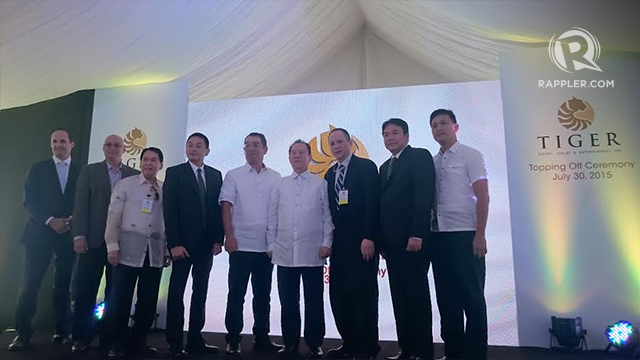 PARTNERING. Okada (4th from right) and Tonyboy Cojuangco (3rd from right) pose for photos along with officials from Parañaque City where the project is located. Photo by Chris Schnabel / Rappler   