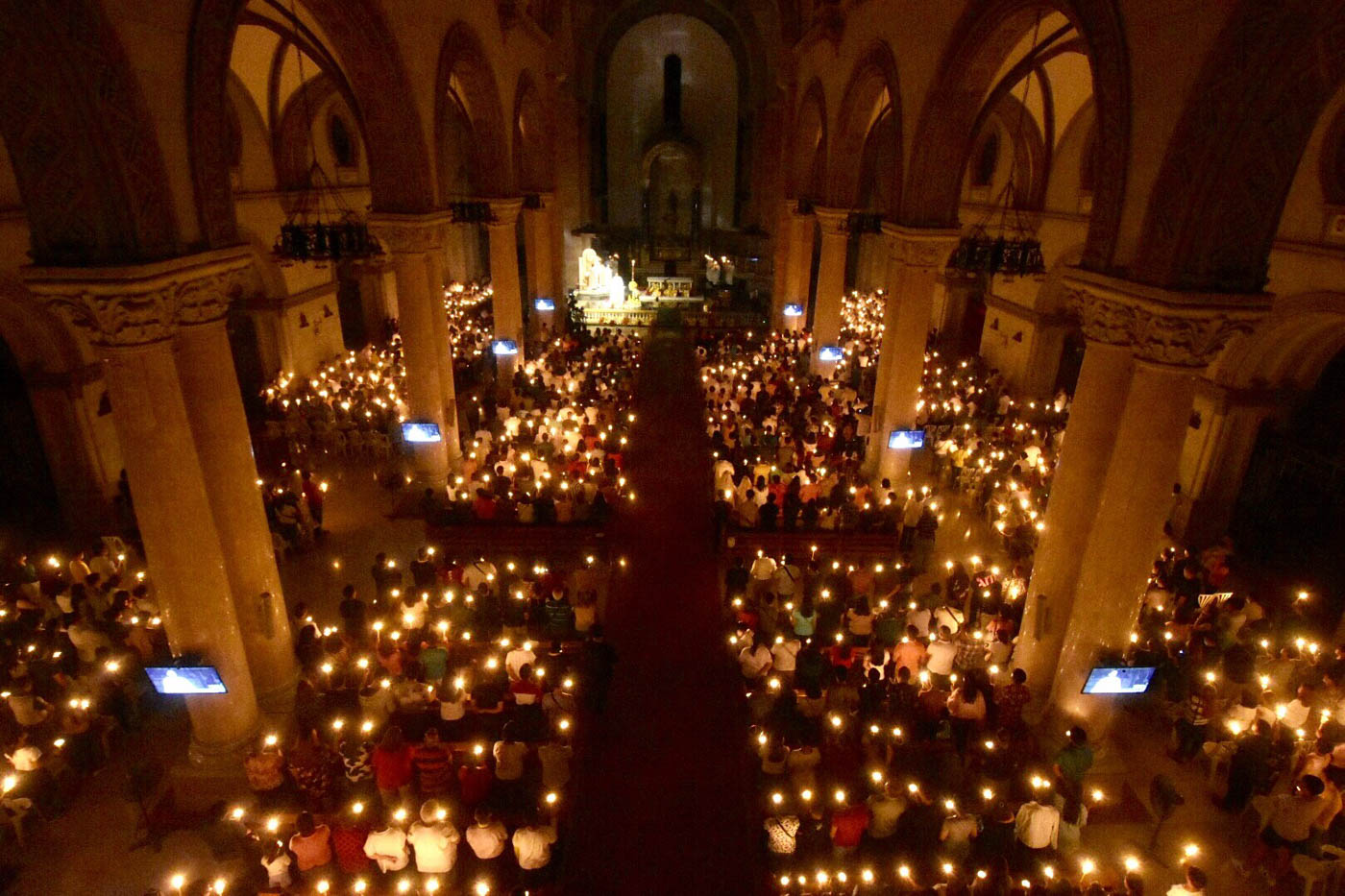 Easter Vigil Mass at the Manila Cathedral on April 20, 2019. Photo by Angie de Silva/Rappler 