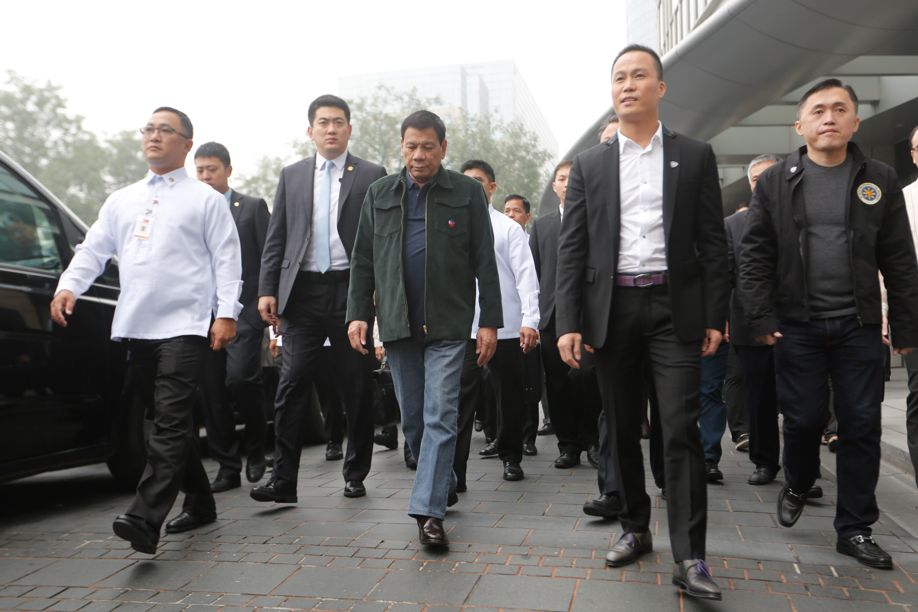 ACCESS TO DUTERTE. Michael Yang (beside presidential aide Bong Go) accompanies President Rodrigo Duterte to a lunch with Chinese businessmen on October 19, 2016. Malacañang file photo 