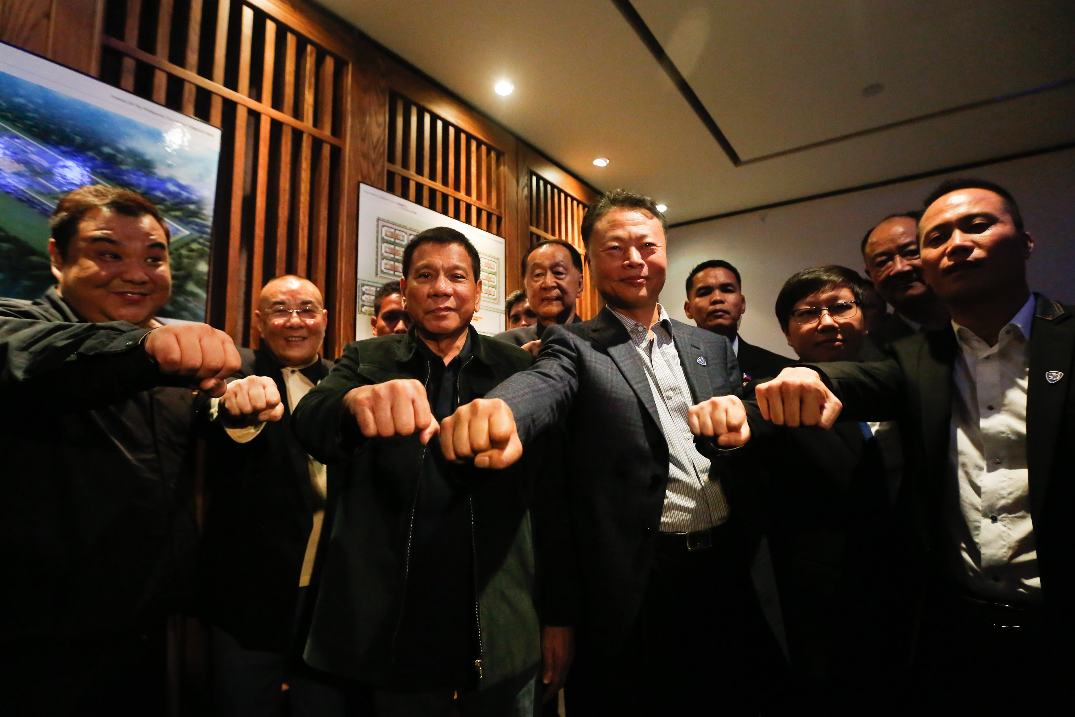 CHOW TIME. President Rodrigo Duterte, along with Chinese Ambassador to the Philippines Zhao Jianhua and officials of the Friends of the Philippines Foundation, pose for a group photo at Dadong Roast Duck Restaurant in Beijing on October 19, 2016. Photo by Toto Lozano/Presidential Photo  