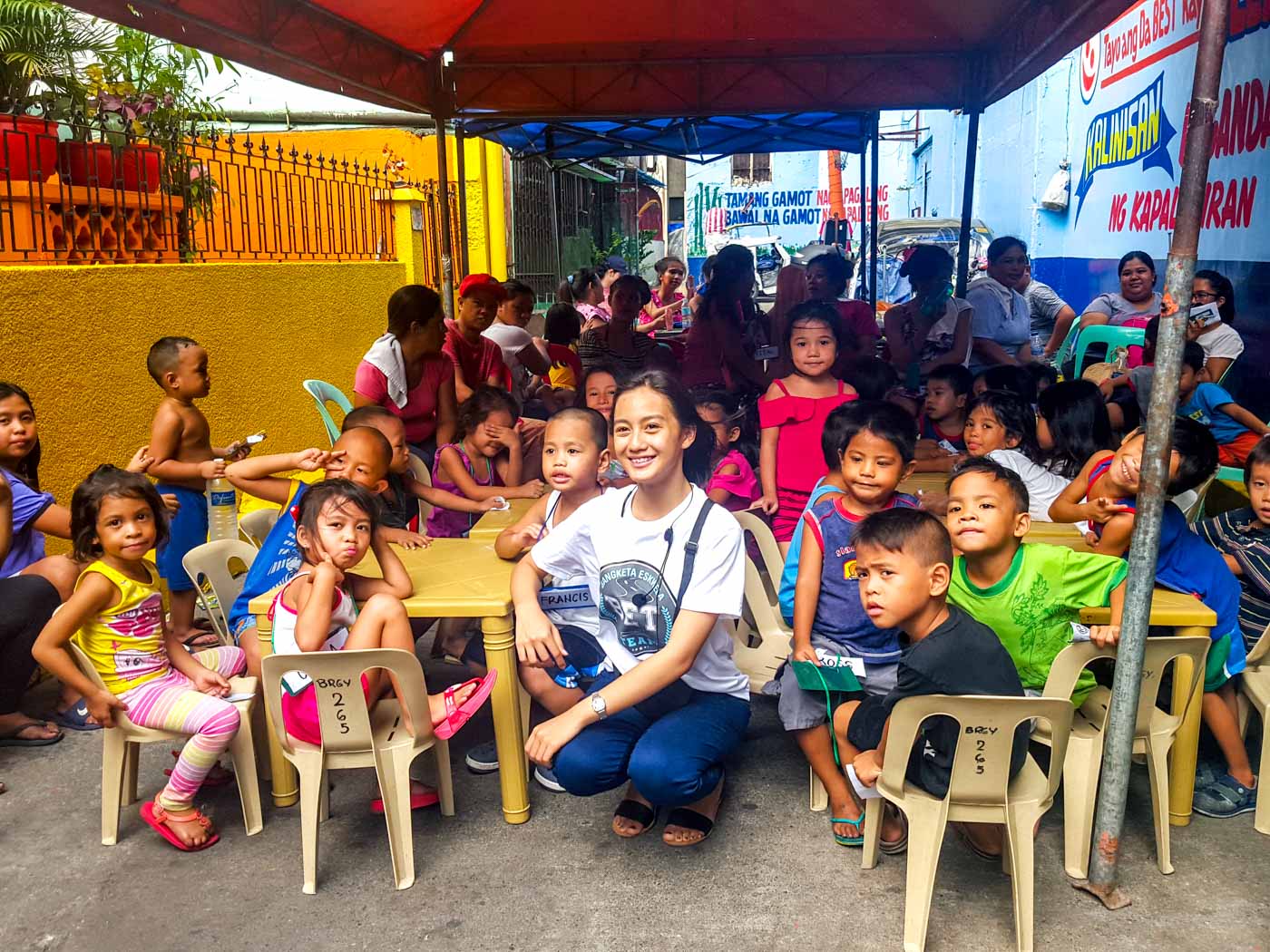 NEXT LEVEL. Dara Mae Tuazon with her Bangketa Eskwela students. Photo by Gaby N. Baizas