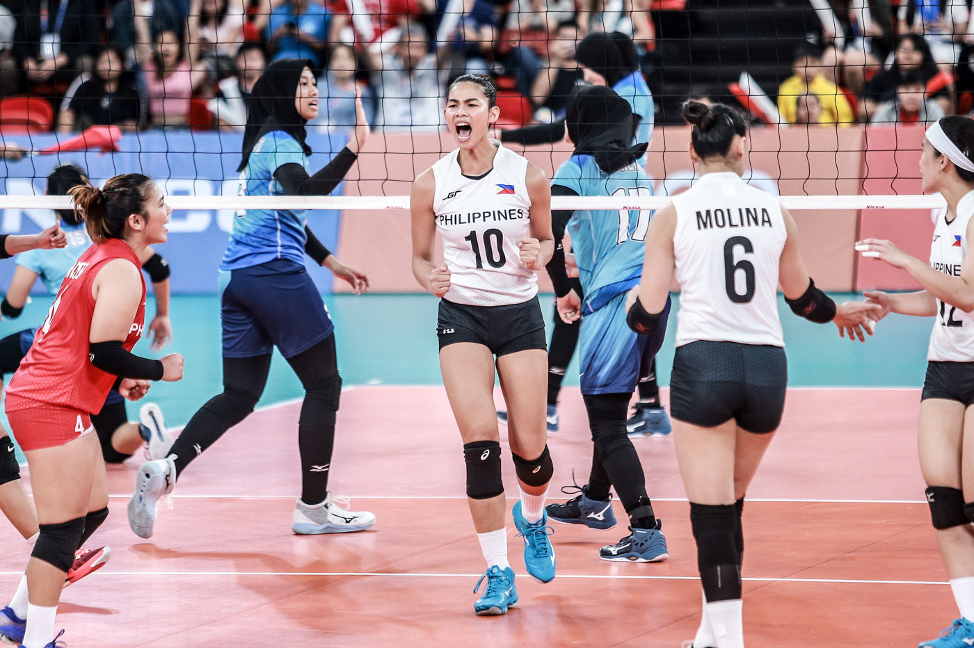FIGHTING SPIRIT. Filipina spiker Majoy Baron gets all fired up after scoring a point against the Indonesians. Photo by Michael Gatpandan/Rappler  