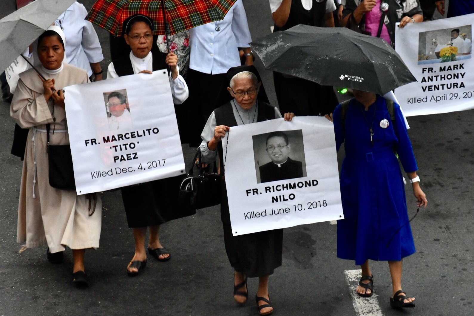 SLAIN PRIESTS. Catholics join the 'Lakad-Dasal' in Metro Manila on June 22, 2018, to honor the 3 priests slain in the Philippines in less than 7 months. Photo by Angie de Silva/Rappler  
