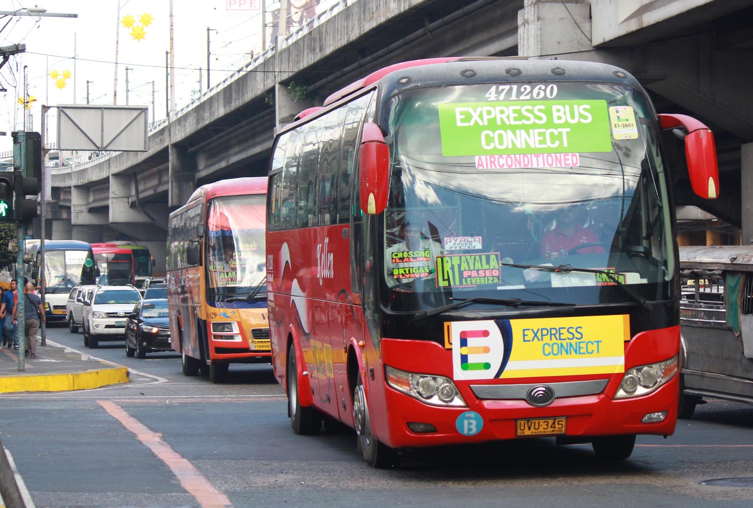 EXPRESS BUSES. Non-stop buses will be ferrying passengers from Quezon City and Mandaluyong City straight to Makati City, with minimum fares ranging from P50 to P80. Photo by Joel Liporada/Rappler 