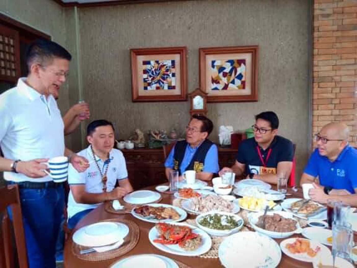 DINING TOGETHER. Senator Francis Escudero hosts senatorial candidates Bong Go, Romy Macalintal, and Florin Hilbay in his residence in Sorsogon on March 31, 2019. All photos by Rhaydz Barcia/Rappler  