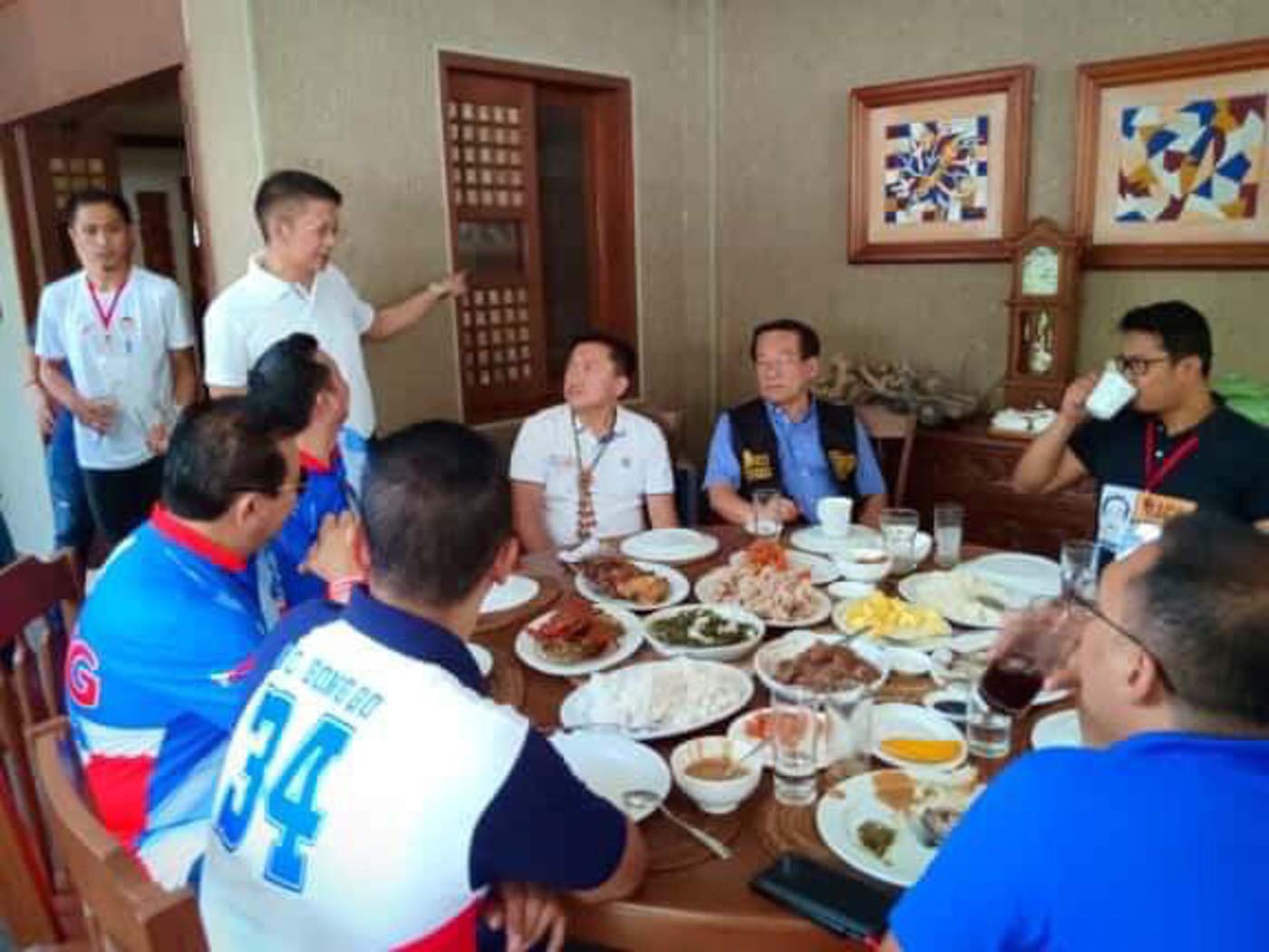 A MEAL. Senator Francis Escudero hosts a number of senatorial candidates, including Bong Go and Romy Macalintal in his residence in Sorsogon on March 31, 2019.  Photo by Rhaydz Barcia/Rappler 