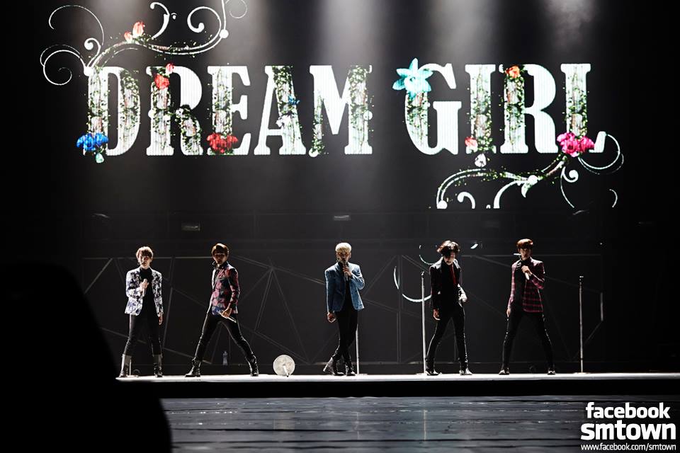 FORMASI LENGKAP. Lima personel SHINee tampil membawakan lagu 'Dream Girl'. Foto dari Facebook/SHINee    