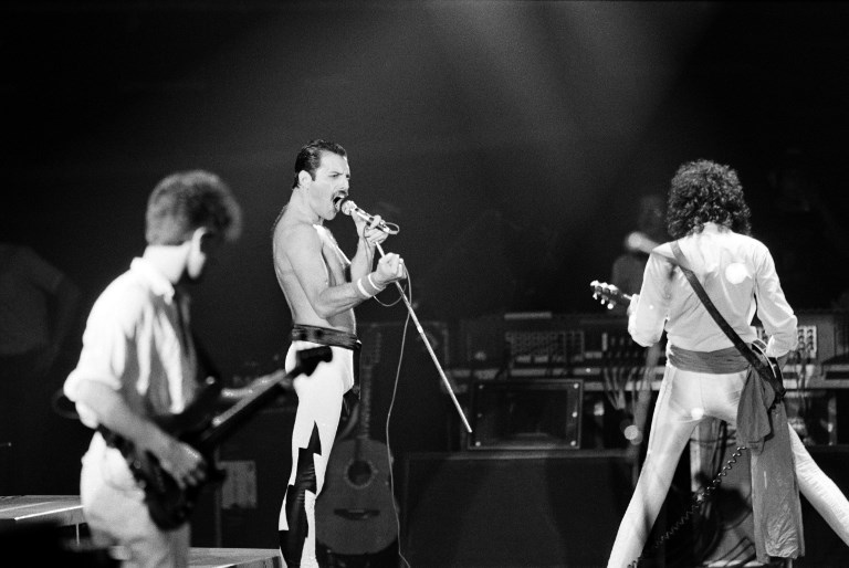 QUEEN. Freddie Mercury (tengah) tampil menjadi vokalis grup rock legendaris Queen dalam sebuah konser di Palais Omnisports, Paris pada 18 September 1984. Foto oleh Jean-Claude Coutausse/AFP  