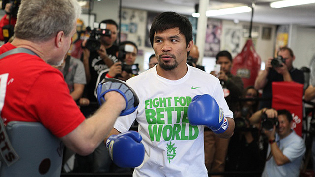 SNEAK PEEK. Manny Pacquiao hits the punch mitts with Freddie Roach. Photo by Jhay Otamias/Rappler