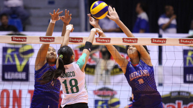 NOT ON MY COURT. Arellano's Shirly Salamagos (far right) blocks Benilde's Elaine Sagun's spike. Photo by Josh Albelda/Rappler