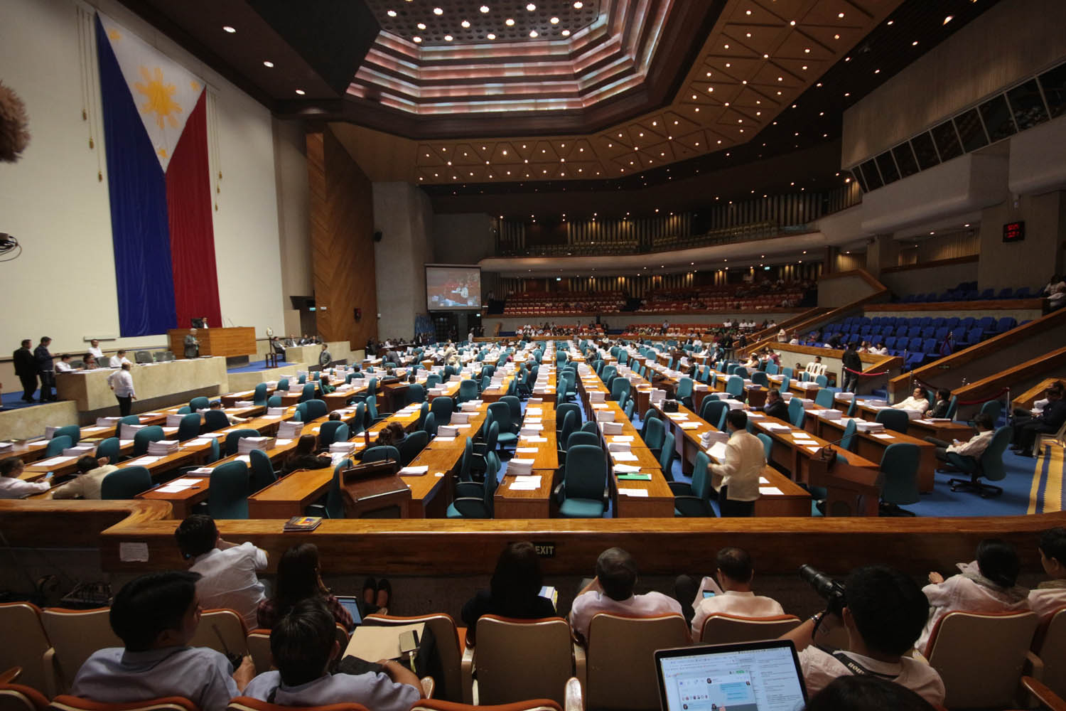 WORK OPTIONS. A bill that would allow workers to go to work a minimum of 4 days a week passes the House of Representatives. Rappler file photo  