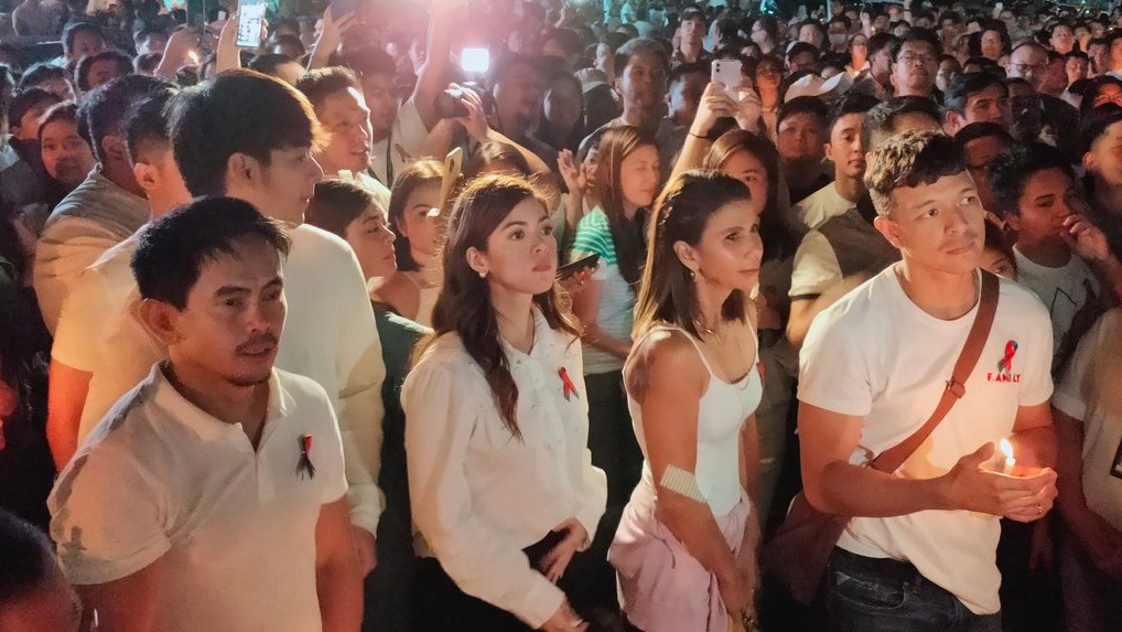 PROTEST. Stars show their support for ABS-CBN as they gather at a candlelight vigil outside the ABS-CBN compound in Quezon City. Photo by Lian Buan/Rappler  